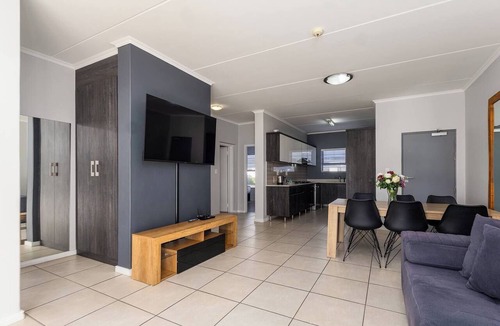 Bloubergstrand Apartment | Spacious 3br | Garden, Pool, gym & parking by ctha