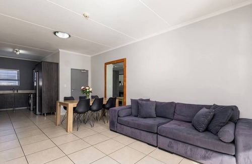 Bloubergstrand Apartment | Spacious 3br | Garden, Pool, gym & parking by ctha