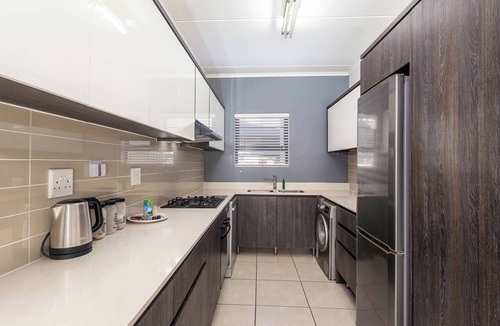Bloubergstrand Apartment | Spacious 3br | Garden, Pool, gym & parking by ctha