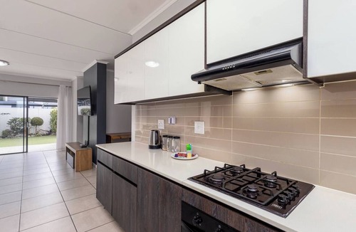 Bloubergstrand Apartment | Spacious 3br | Garden, Pool, gym & parking by ctha