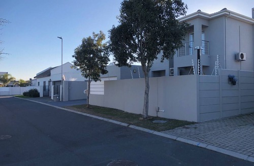 Bloubergstrand House | Spacious 4-bedroom house in superb Cape Town with AC