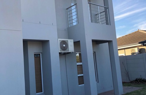 Bloubergstrand House | Spacious 4-bedroom house in superb Cape Town with AC