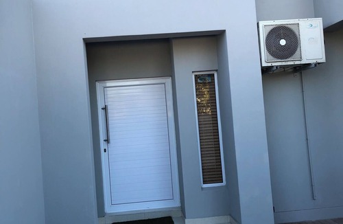 Bloubergstrand House | Spacious 4-bedroom house in superb Cape Town with AC