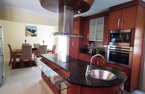 Kloof House | Spacious 4BR Home Pool & Balconies Krantzkloof