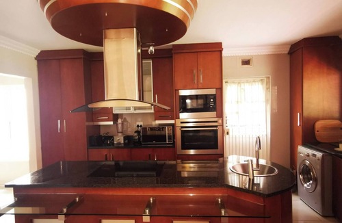 Kloof House | Spacious 4BR Home Pool & Balconies Krantzkloof