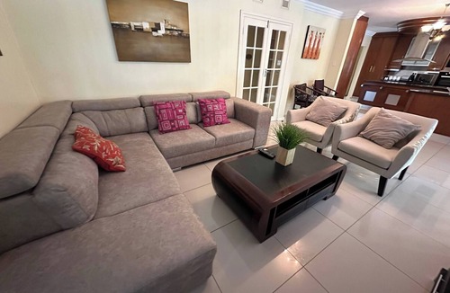 Kloof House | Spacious 4BR Home Pool & Balconies Krantzkloof