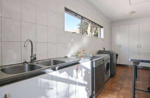 Bloubergstrand House | Spacious 5 Bedroom family Home, with a garden and braai facilities