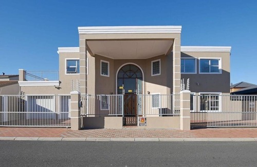 Bloubergstrand House | Spacious 5 Bedroom family Home, with a garden and braai facilities