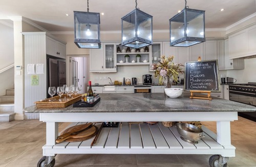 Franschhoek House | Spacious 5BR house in peaceful area in Franschhoek with pool/Braai & Mntain view