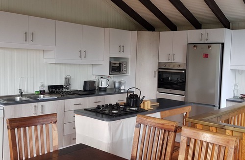 Somerset West Apartment | Spacious apartment in the heart of the winelands with sea and mountain views.