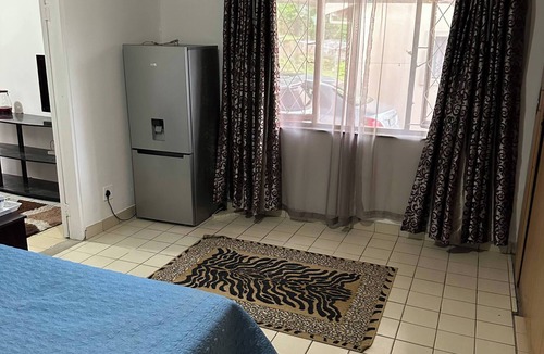 Escombe House | Spacious room and lounge to let