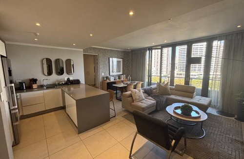 Greater Johannesburg Metropolitan Area Apartment | Stunning 3-bedroom apartment in the heart of Sandton