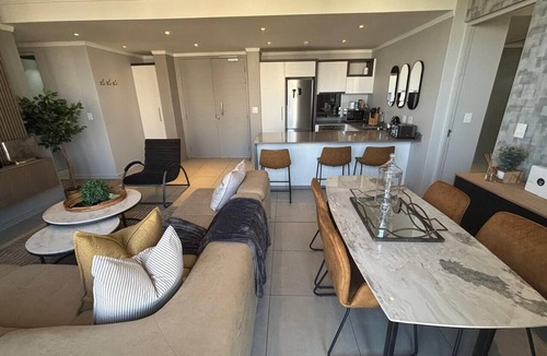Greater Johannesburg Metropolitan Area Apartment | Stunning 3-bedroom apartment in the heart of Sandton
