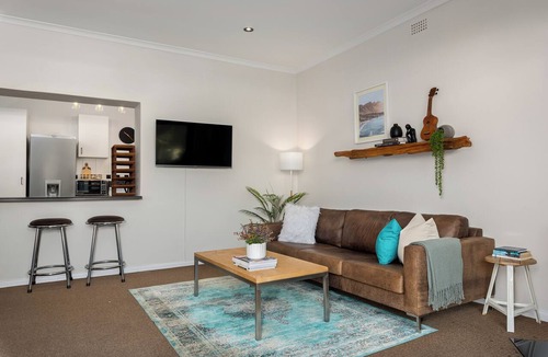 Cape Town City Centre Apartment | Stunning Bright Apartment With Mountain Views
