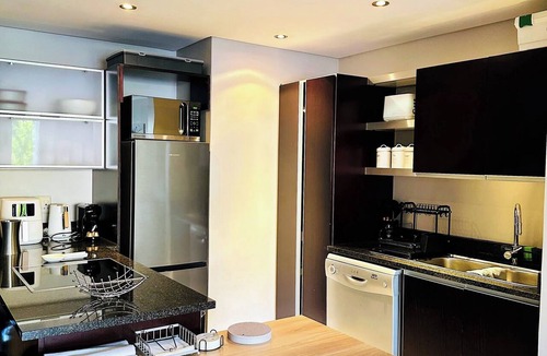 Bo'Kaap Apartment | Stylish 2-Bed Apartment with Pool, Gym & Mountain Views. Walk to V&A Waterfront!