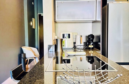 Bo'Kaap Apartment | Stylish 2-Bed Apartment with Pool, Gym & Mountain Views. Walk to V&A Waterfront!