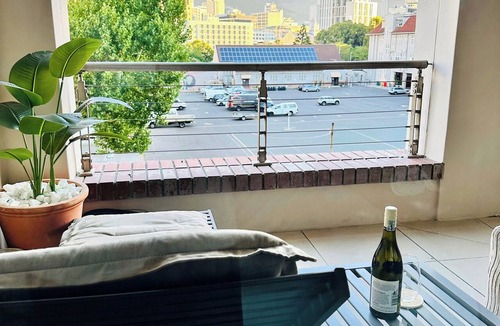 Bo'Kaap Apartment | Stylish 2-Bed Apartment with Pool, Gym & Mountain Views. Walk to V&A Waterfront!