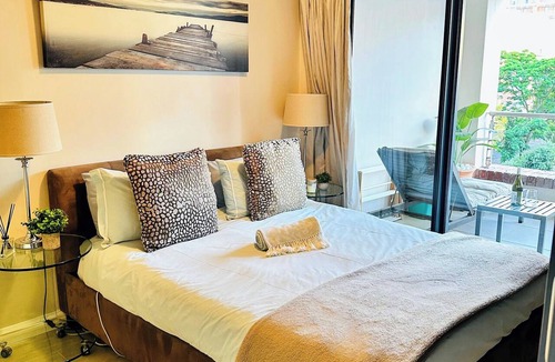 Bo'Kaap Apartment | Stylish 2-Bed Apartment with Pool, Gym & Mountain Views. Walk to V&A Waterfront!