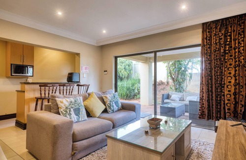 Umhlanga Apartment | Stylish 2-Bed Umhlanga Apartment - Pool & Patio