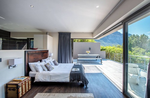 Hout Bay Apartment | Stylish Apartment with Endless Views & Privacy