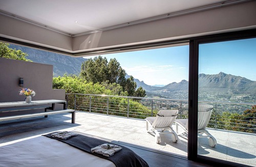 Hout Bay Apartment | Stylish Apartment with Endless Views & Privacy