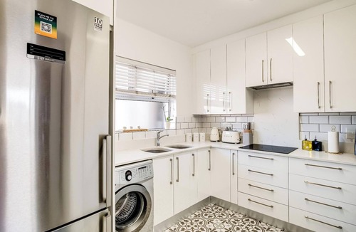 Three Anchor Bay Apartment | Stylish Green Point 2 Bed w Views Rockaway Haven