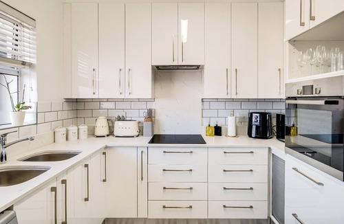 Three Anchor Bay Apartment | Stylish Green Point 2 Bed w Views Rockaway Haven