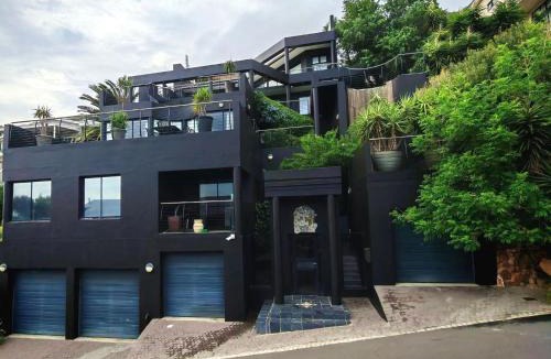 Mountainside Apartment | Sugar Beach Cottage, Sleeps 2 with sea view, central Gordons Bay
