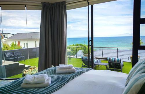 Mountainside Apartment | Sugar Beach Cottage, Sleeps 2 with sea view, central Gordons Bay