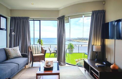 Mountainside Apartment | Sugar Beach Cottage, Sleeps 2 with sea view, central Gordons Bay
