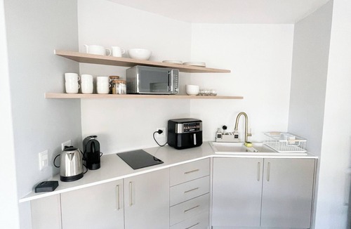 Scott Estate House | Sunny Spacious Mountain and Seaviews Walk everywhere