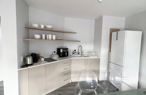 Scott Estate House | Sunny Spacious Mountain and Seaviews Walk everywhere