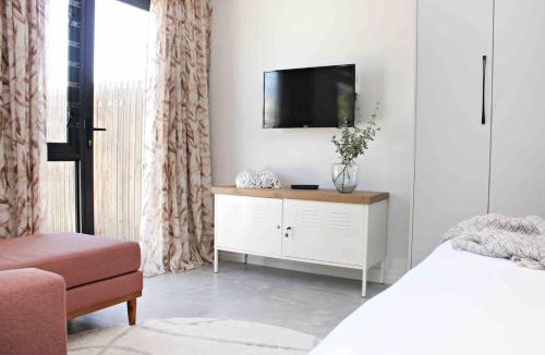 Sunset Beach Apartment | Sunset Stay - Garden Flat