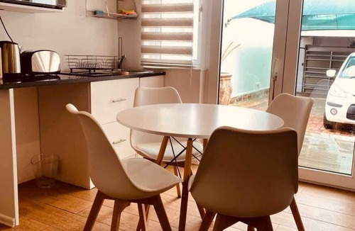 Greater Johannesburg Metropolitan Area Apartment | Swithins House – Peaceful 2-Bedroom in Johannesburg.