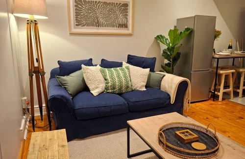 Claremont House | The Harfield Hideaway - Quaint 1-bedroom house in Harfield Village, Cape Town
