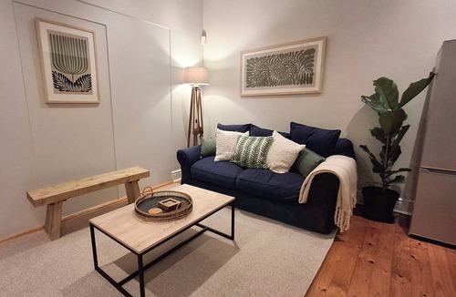 Claremont House | The Harfield Hideaway - Quaint 1-bedroom house in Harfield Village, Cape Town