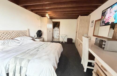 Beacon Bay House | The Hide on 37 Flamingo