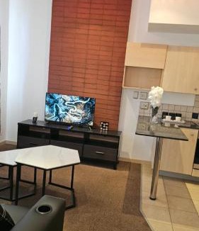 Downtown Johannesburg Apartment | The Orange Corner IIII At Mampungubwe Hotel
