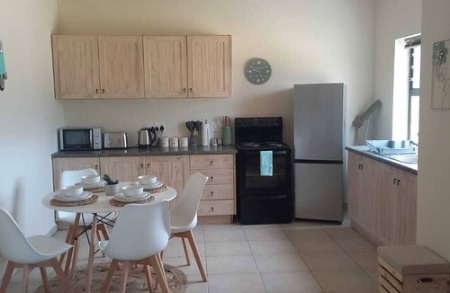 Bot River House | This cosy 2-bedroom cottage offers beautiful mountain and vineyard views.