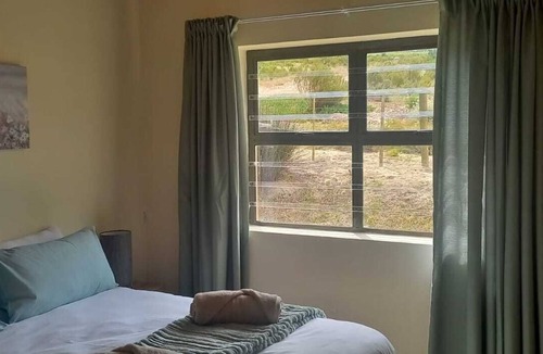 Bot River House | This cosy 2-bedroom cottage offers beautiful mountain and vineyard views.