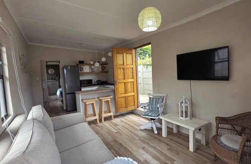 Gonubie Apartment | Tranquil 1-bedroom Apartment Near Gonubie Beach