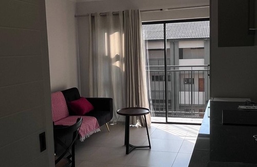 Greater Johannesburg Metropolitan Area Apartment | Tranquil 1-Bedroom Apartment in Roodepoort, South Africa