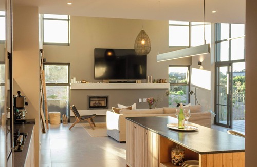 Gansbaai House | Tranquil 3-Bedroom Barn In Private Beach and Fynbos Estate