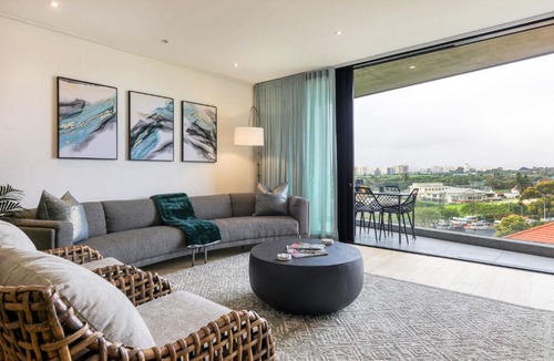 Three Anchor Bay Apartment | Tranquil Apartment on the Promenade