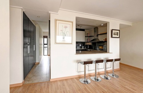 Green Point Apartment | Two Bed | Spacious | 6th Floor | Secure