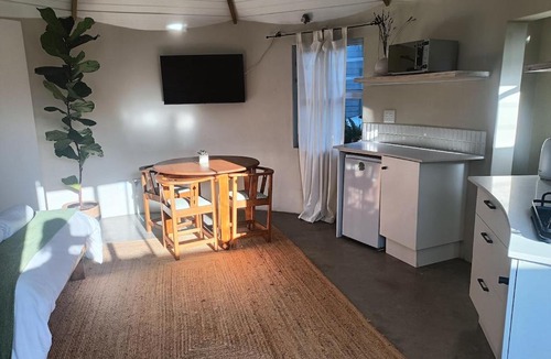 Sandbaai Apartment | Unique, cozy rondavel 200m from the sea