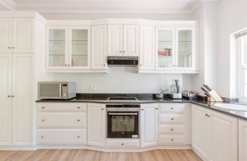 Constantia Cottage | Upmarket holiday accommodation in Constantia wine valley near Kirstenbosch garde