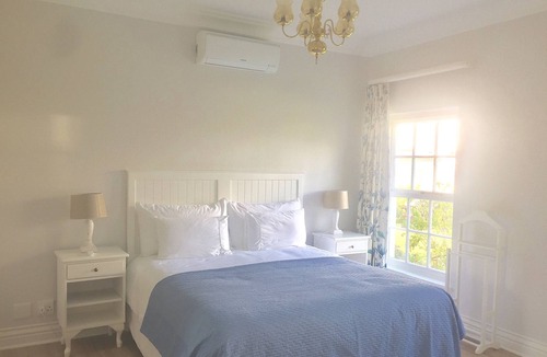 Constantia Cottage | Upmarket holiday accommodation in Constantia wine valley near Kirstenbosch garde