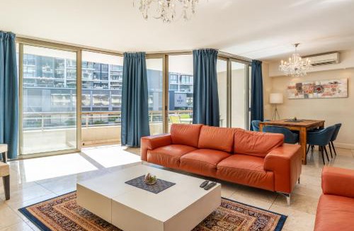 Victoria and Alfred Waterfront Apartment | V&A Waterfront Luxury by Nivar