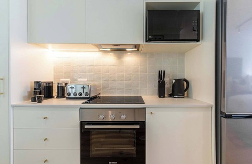 Sea Point Apartment | Views, BBQ, Balcony, Sea Point - Jade Views Studio